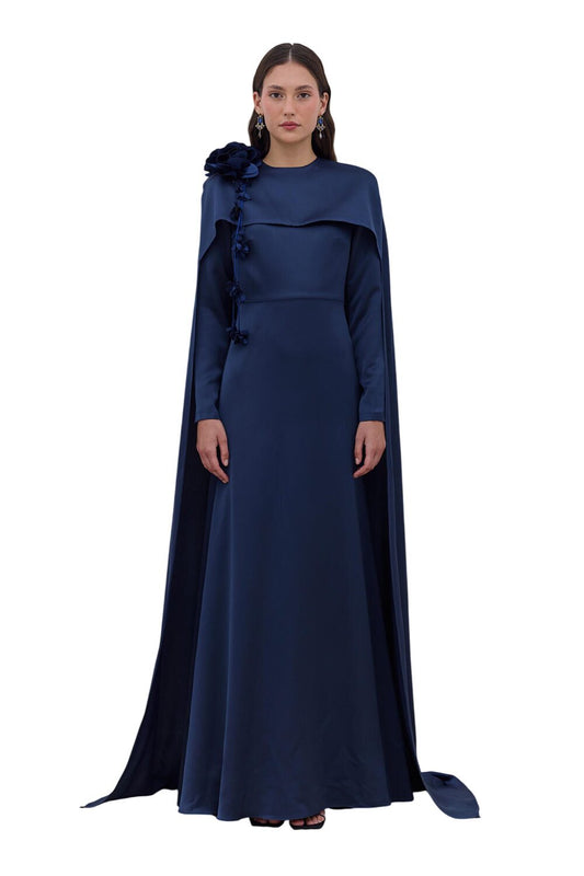 SCHWARZES ABENDKLEID MIT CAPE UND BLUMENVERZIERUNGEN.