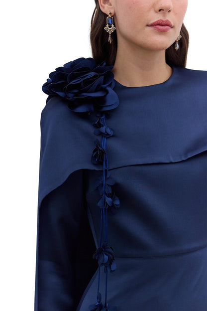 SCHWARZES ABENDKLEID MIT CAPE UND BLUMENVERZIERUNGEN.