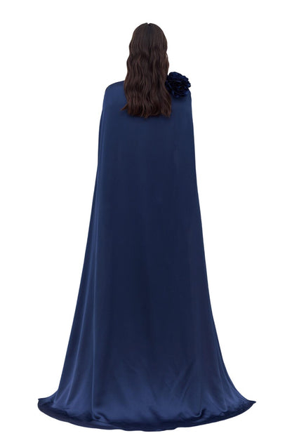 SCHWARZES ABENDKLEID MIT CAPE UND BLUMENVERZIERUNGEN.