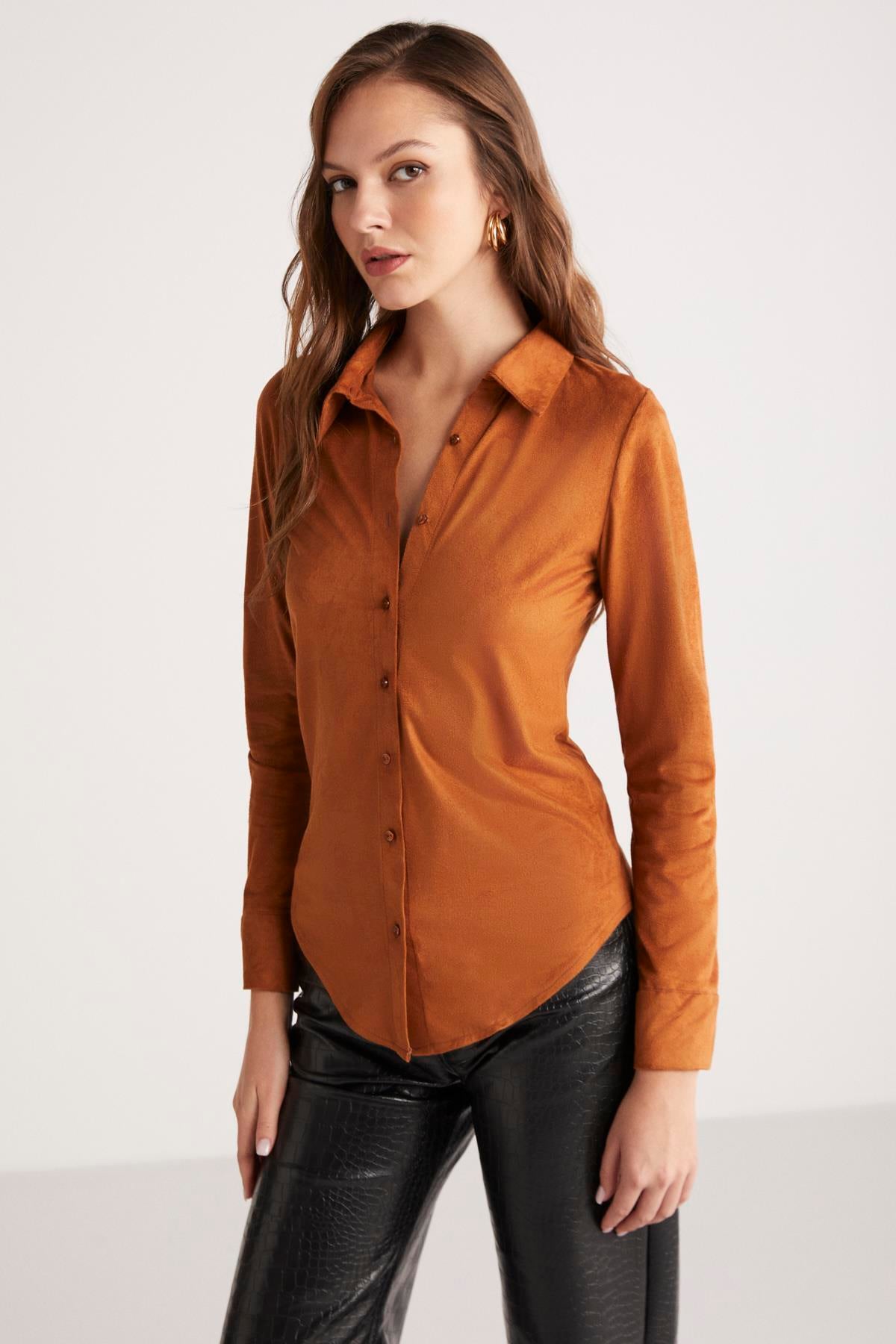 ETHIQUET PEYTON Damen Schlanke Kunstwildleder-Bluse bräunen
