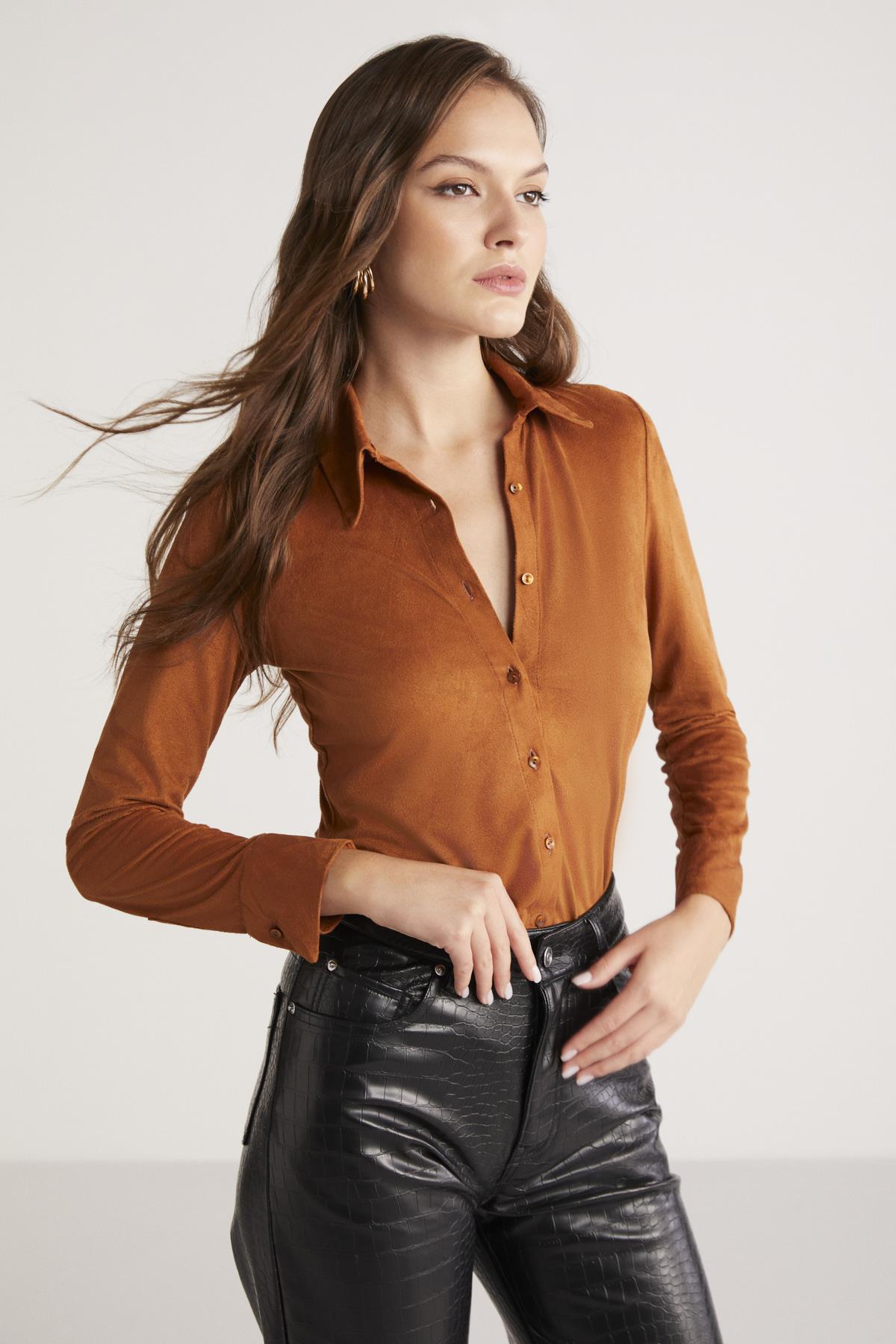 ETHIQUET PEYTON Damen Schlanke Kunstwildleder-Bluse bräunen