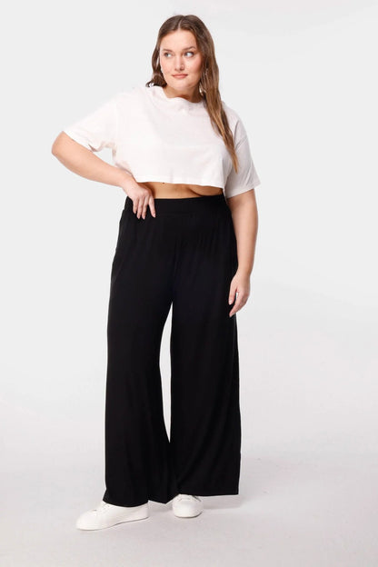 Plissierte Hose mit weitem Bein