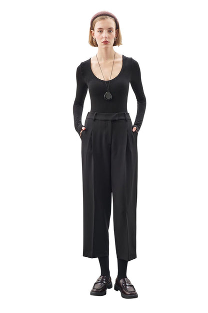 Plissierte Hose mit geradem Schnitt, schwarz.