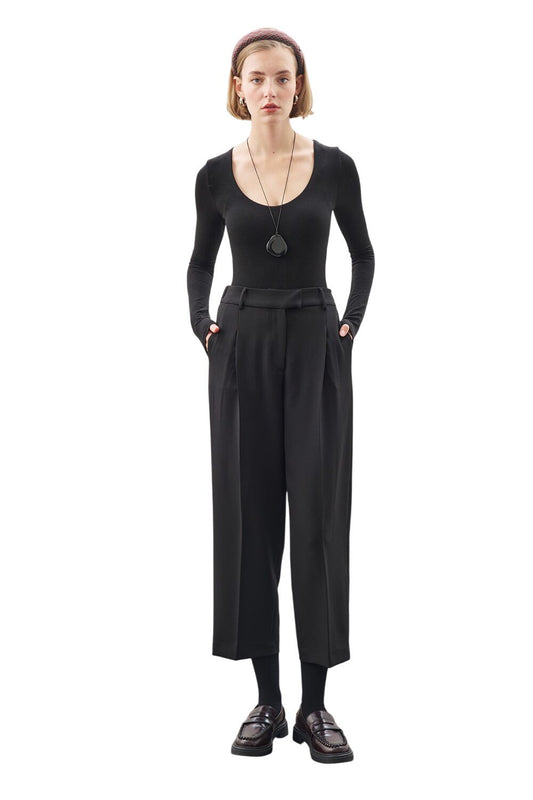 Plissierte Hose mit geradem Schnitt, schwarz.