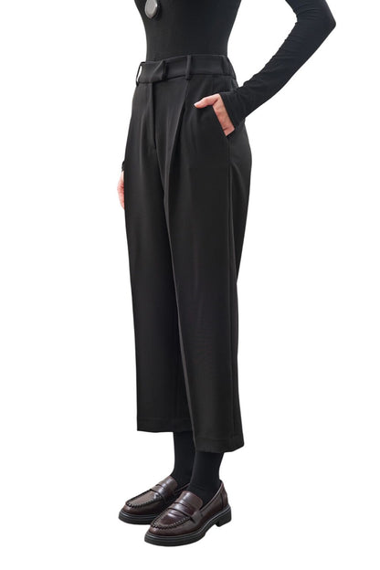 Plissierte Hose mit geradem Schnitt, schwarz.