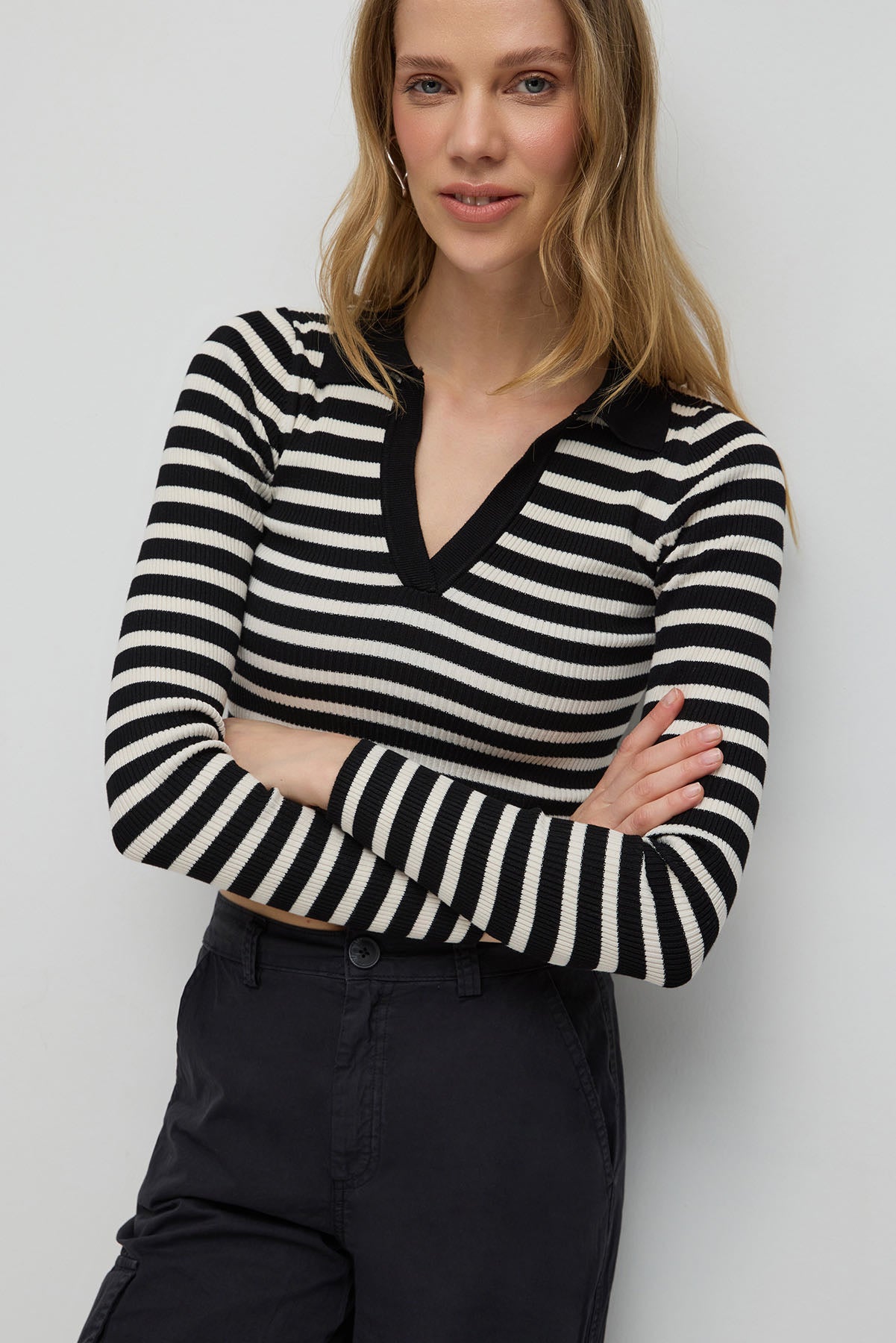 Gestreifter Strickpullover mit Polokragen