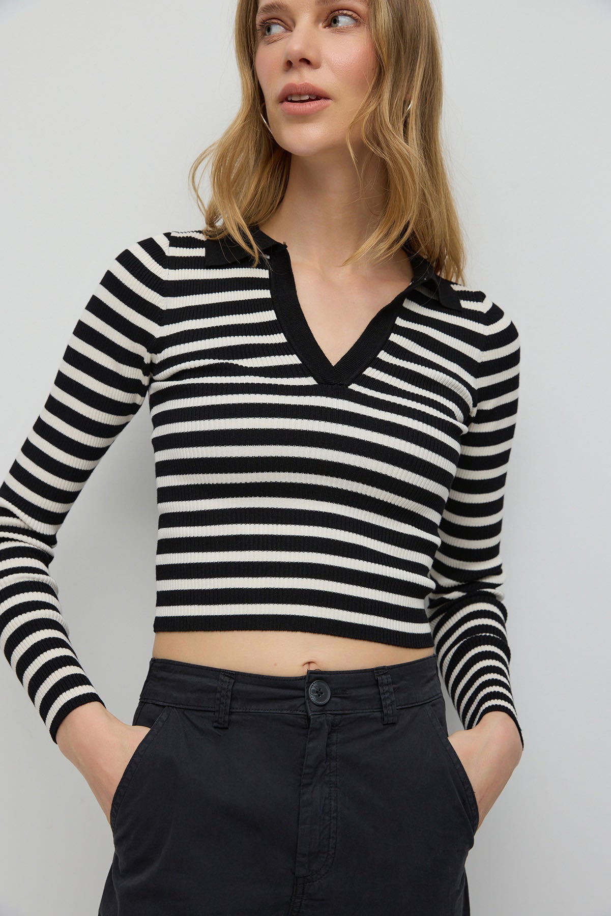 Gestreifter Strickpullover mit Polokragen