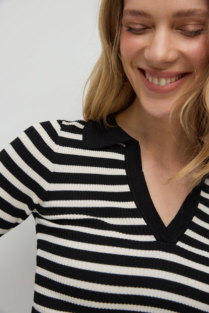 Gestreifter Strickpullover mit Polokragen