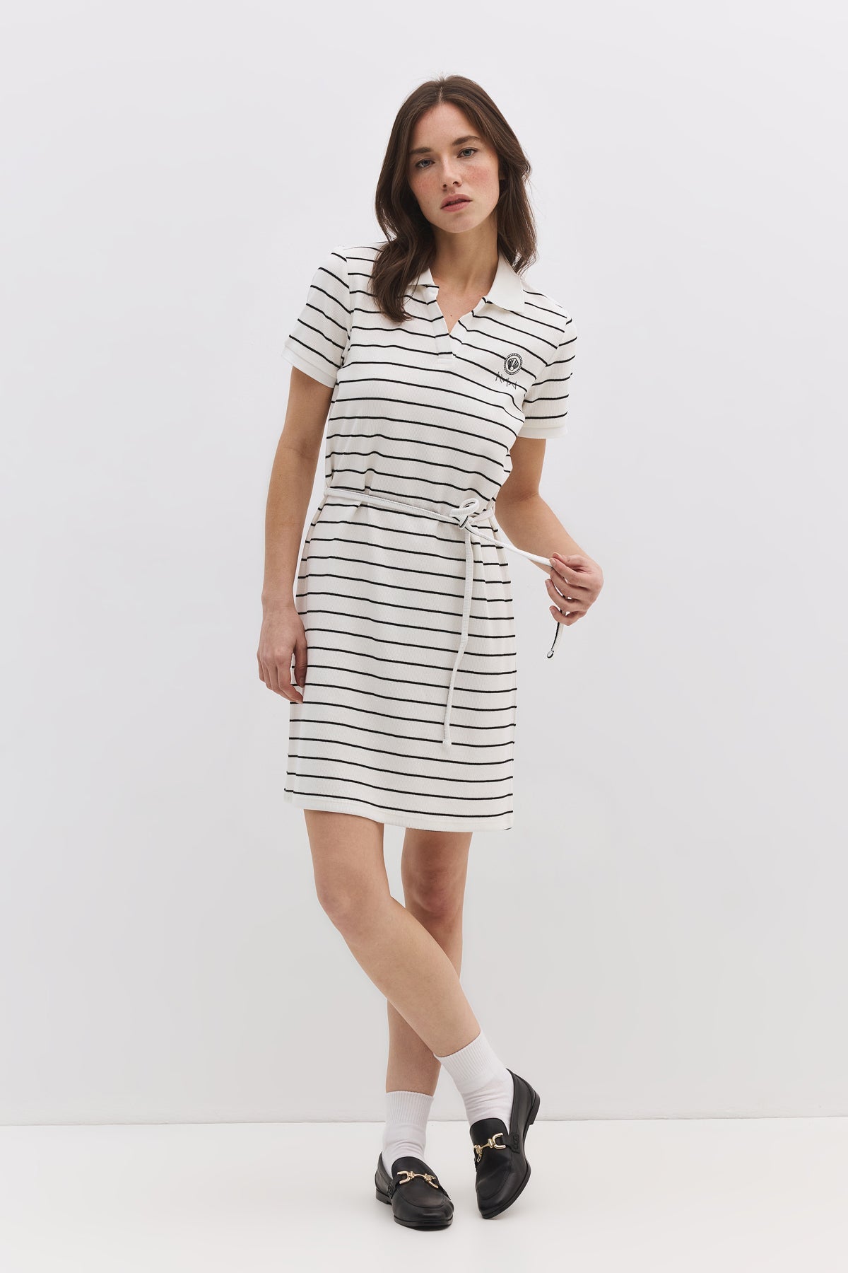 Kurzes Kleid mit Polokragen