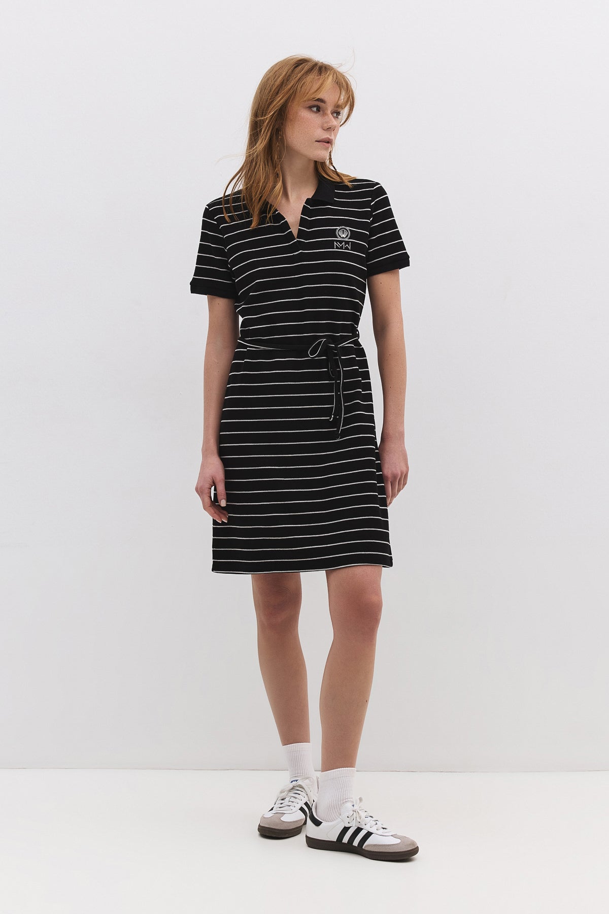 Kurzes Kleid mit Polokragen