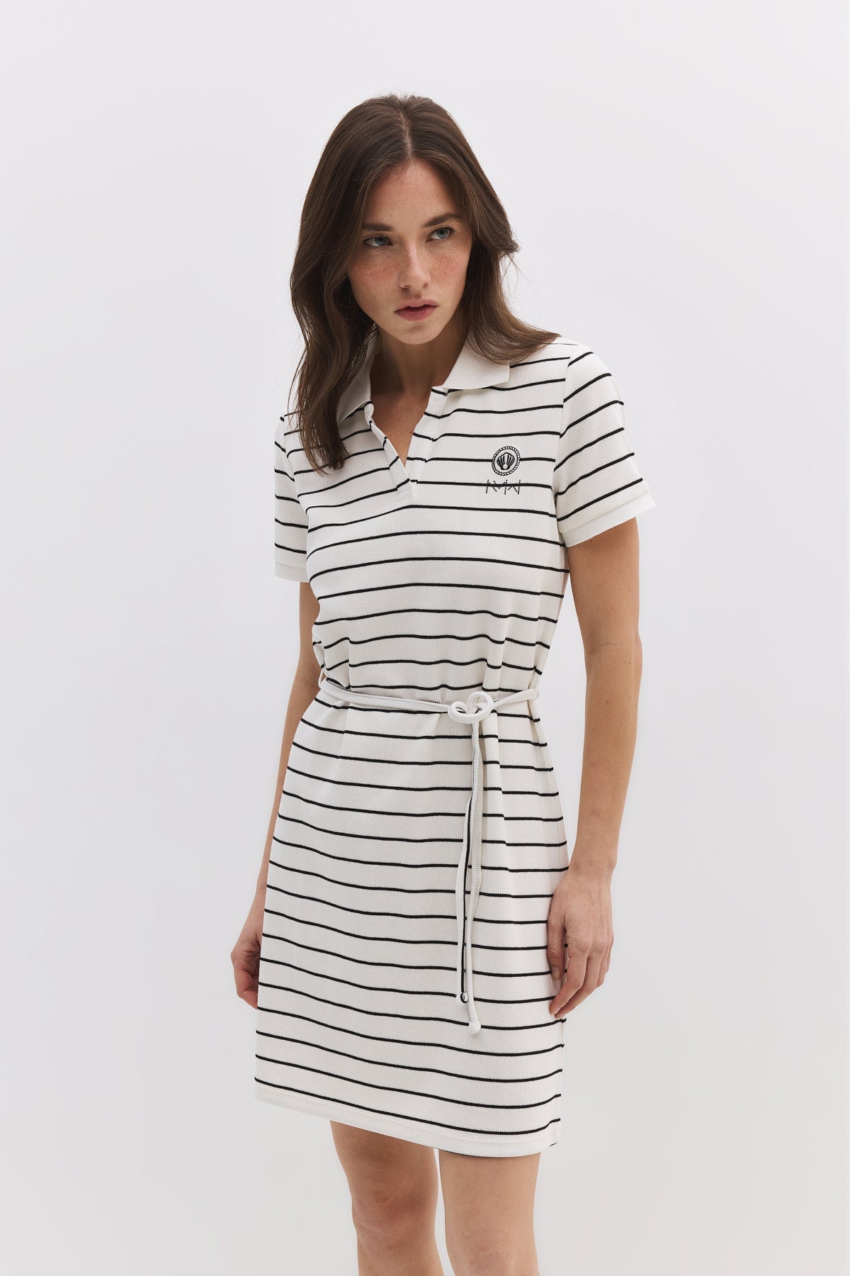 Kurzes Kleid mit Polokragen
