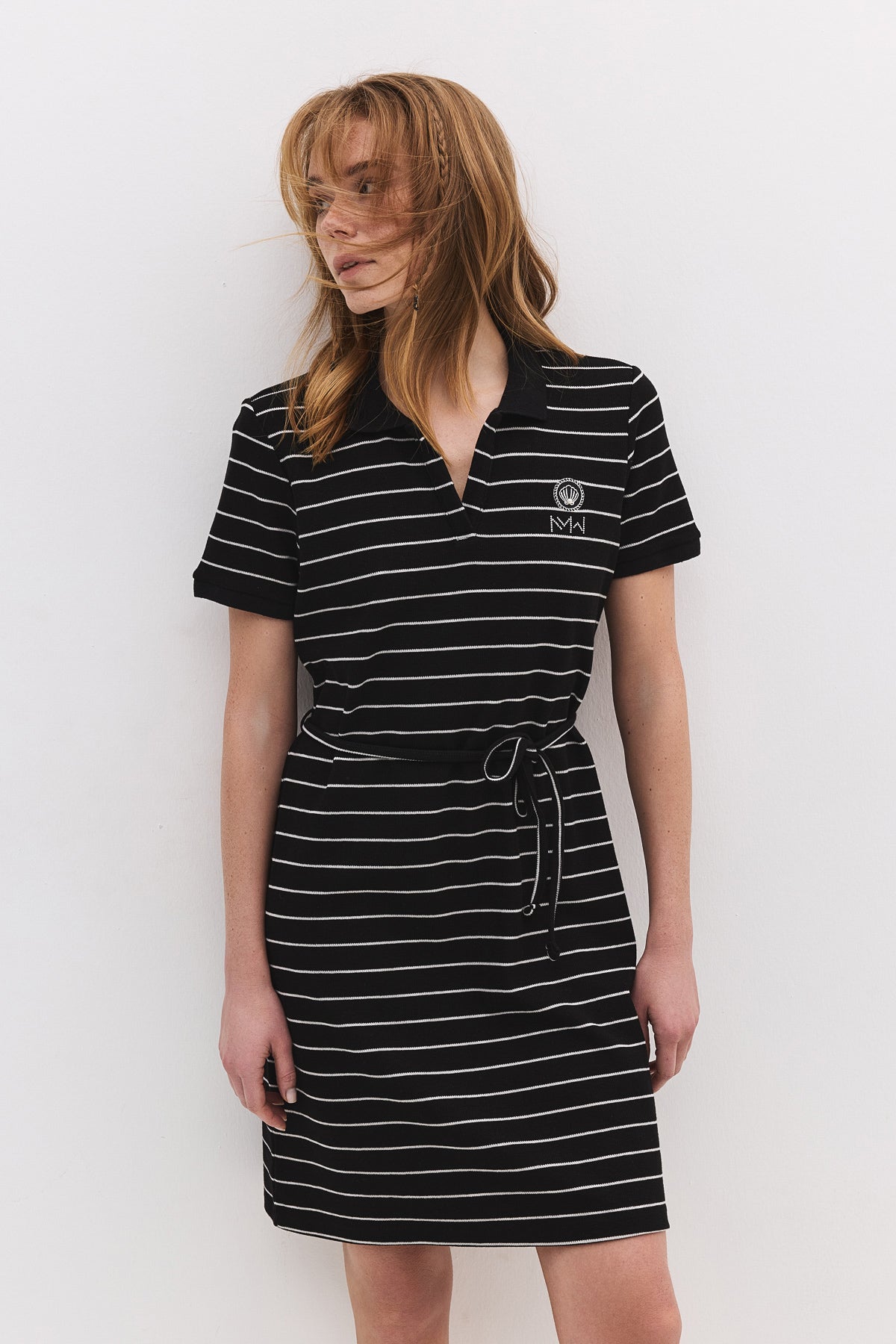 Kurzes Kleid mit Polokragen