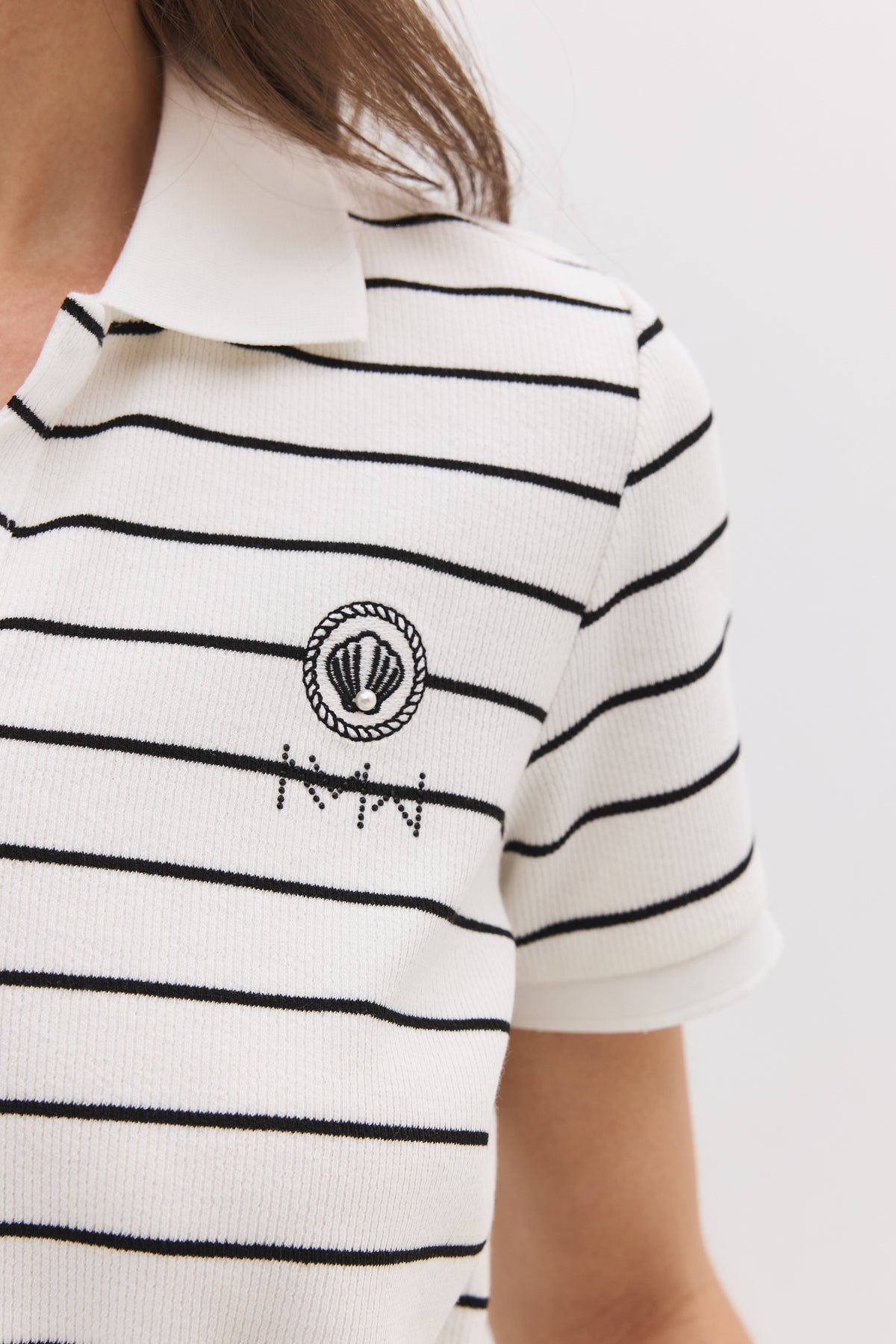 Kurzes Kleid mit Polokragen