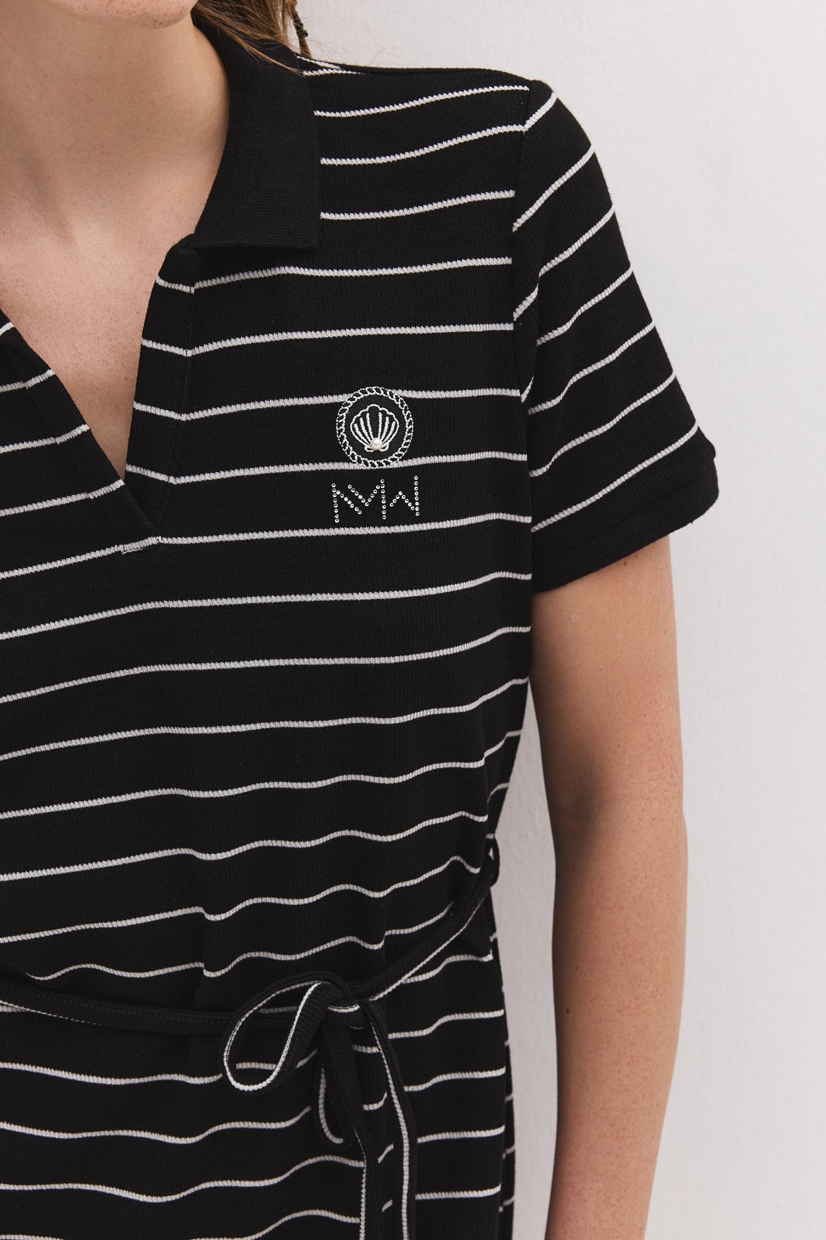 Kurzes Kleid mit Polokragen