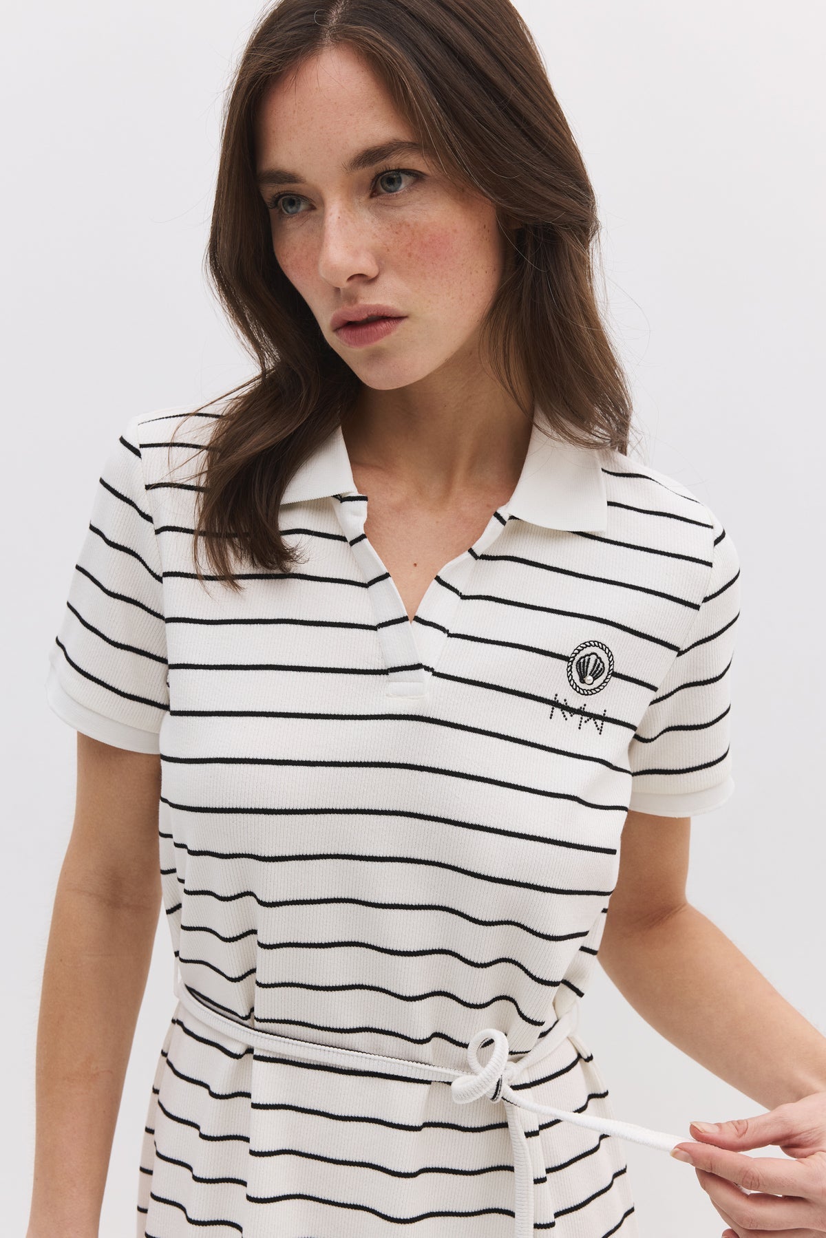 Kurzes Kleid mit Polokragen