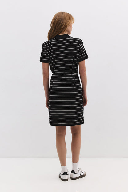 Kurzes Kleid mit Polokragen