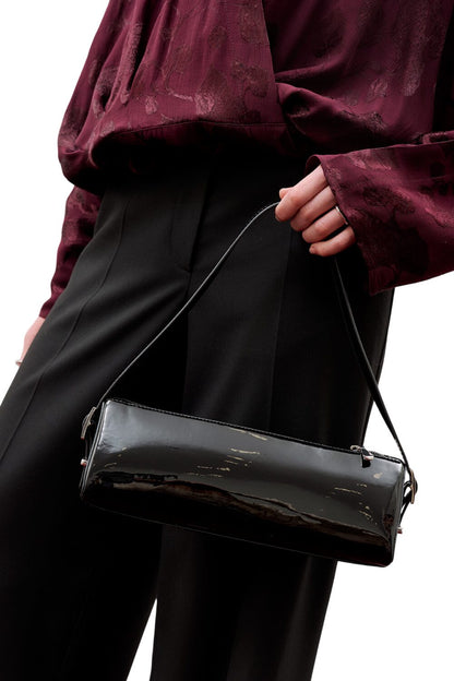 PRISMUSFÖRMIGE LACKLEDERTASCHE, SCHWARZ