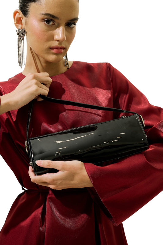 PRISMUSFÖRMIGE LACKLEDERTASCHE, SCHWARZ