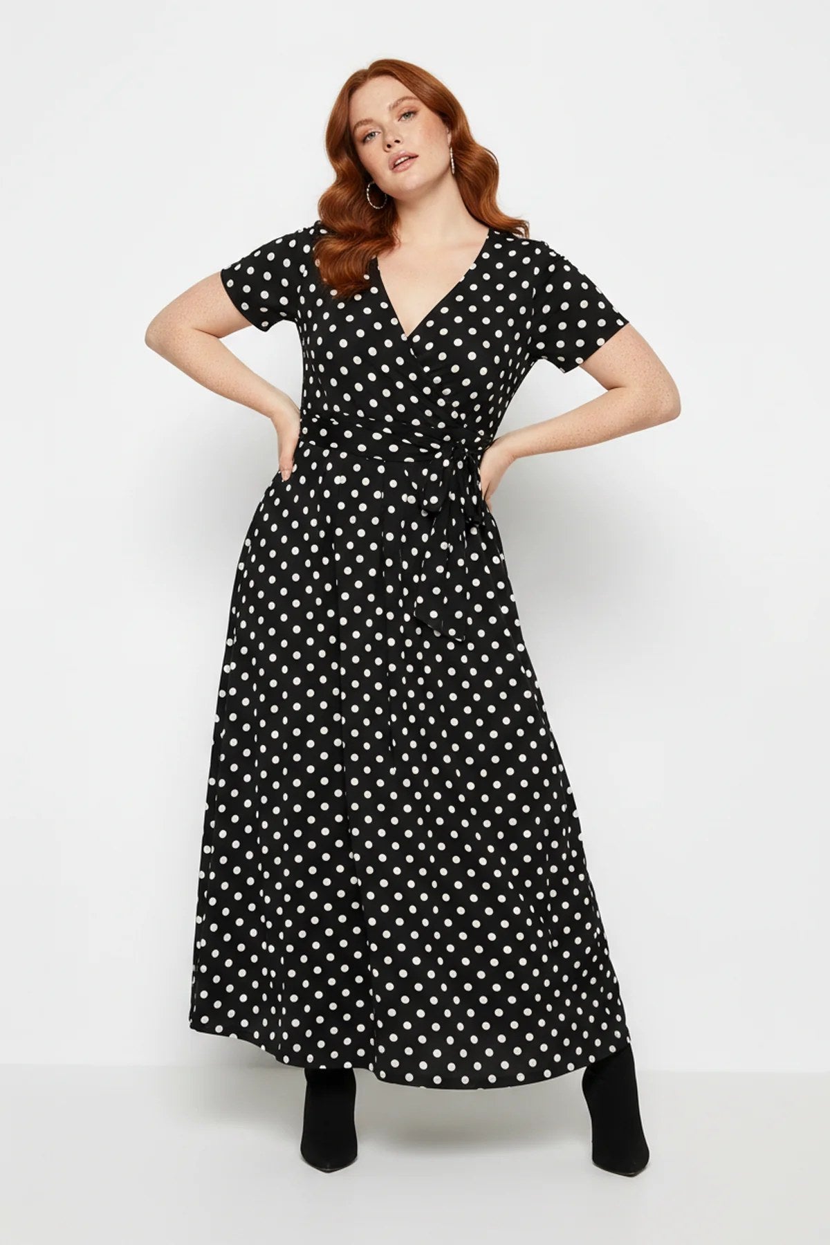 Langes Kleid mit Polka-Dots und Gürtel
