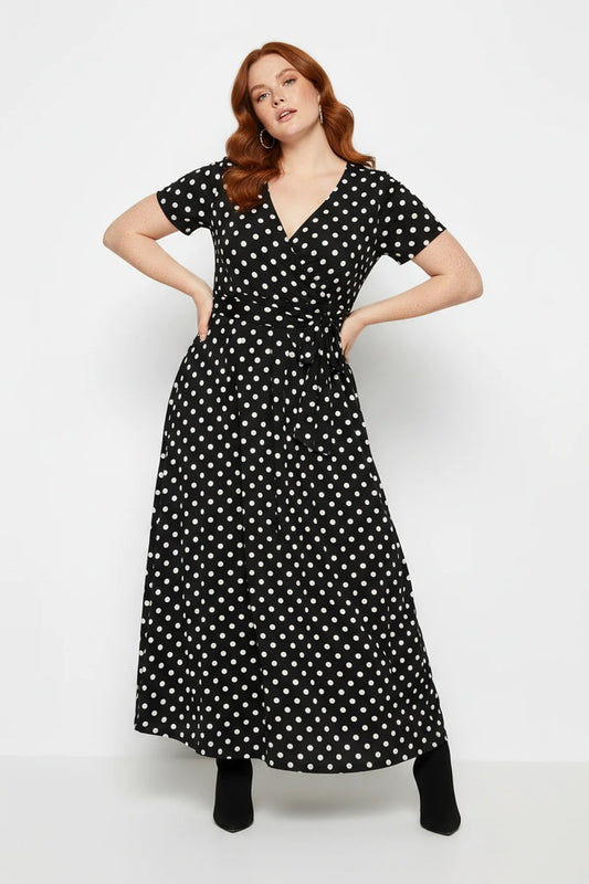 Langes Kleid mit Polka-Dots und Gürtel