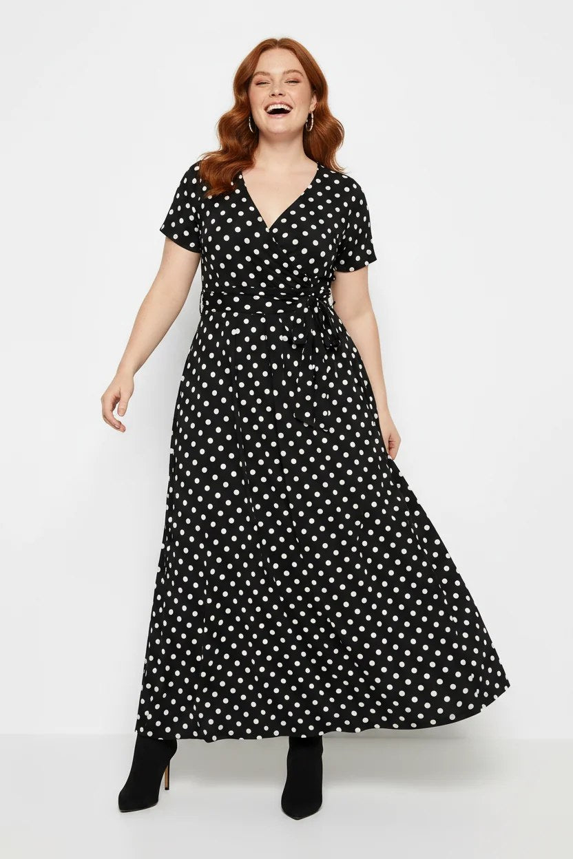 Langes Kleid mit Polka-Dots und Gürtel