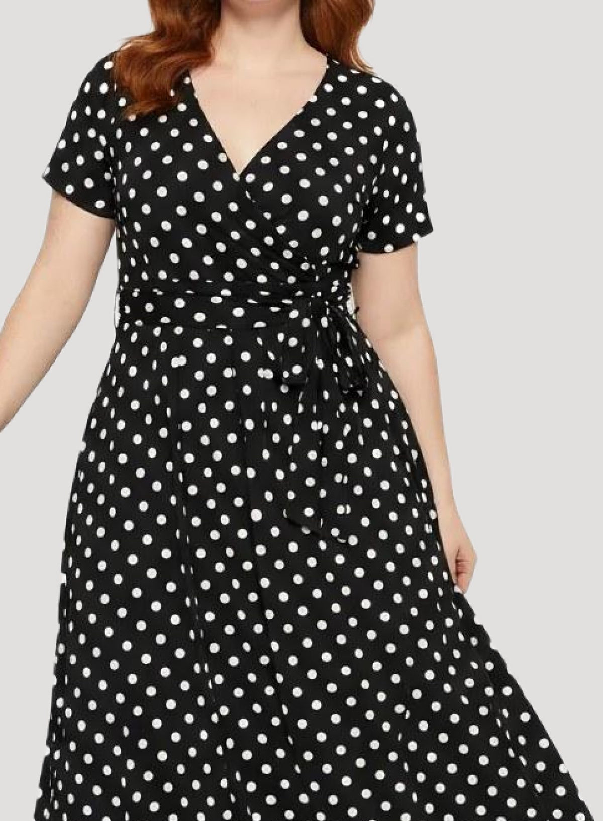 Langes Kleid mit Polka-Dots und Gürtel