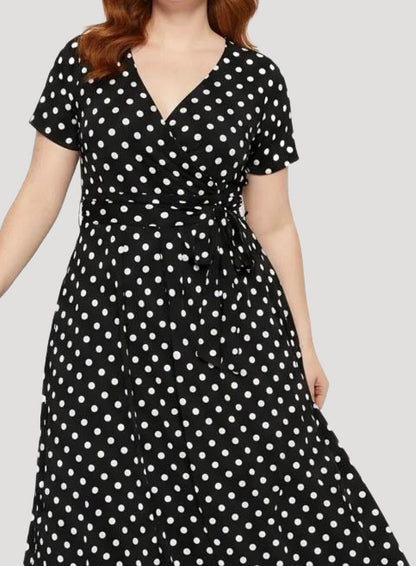 Langes Kleid mit Polka-Dots und Gürtel