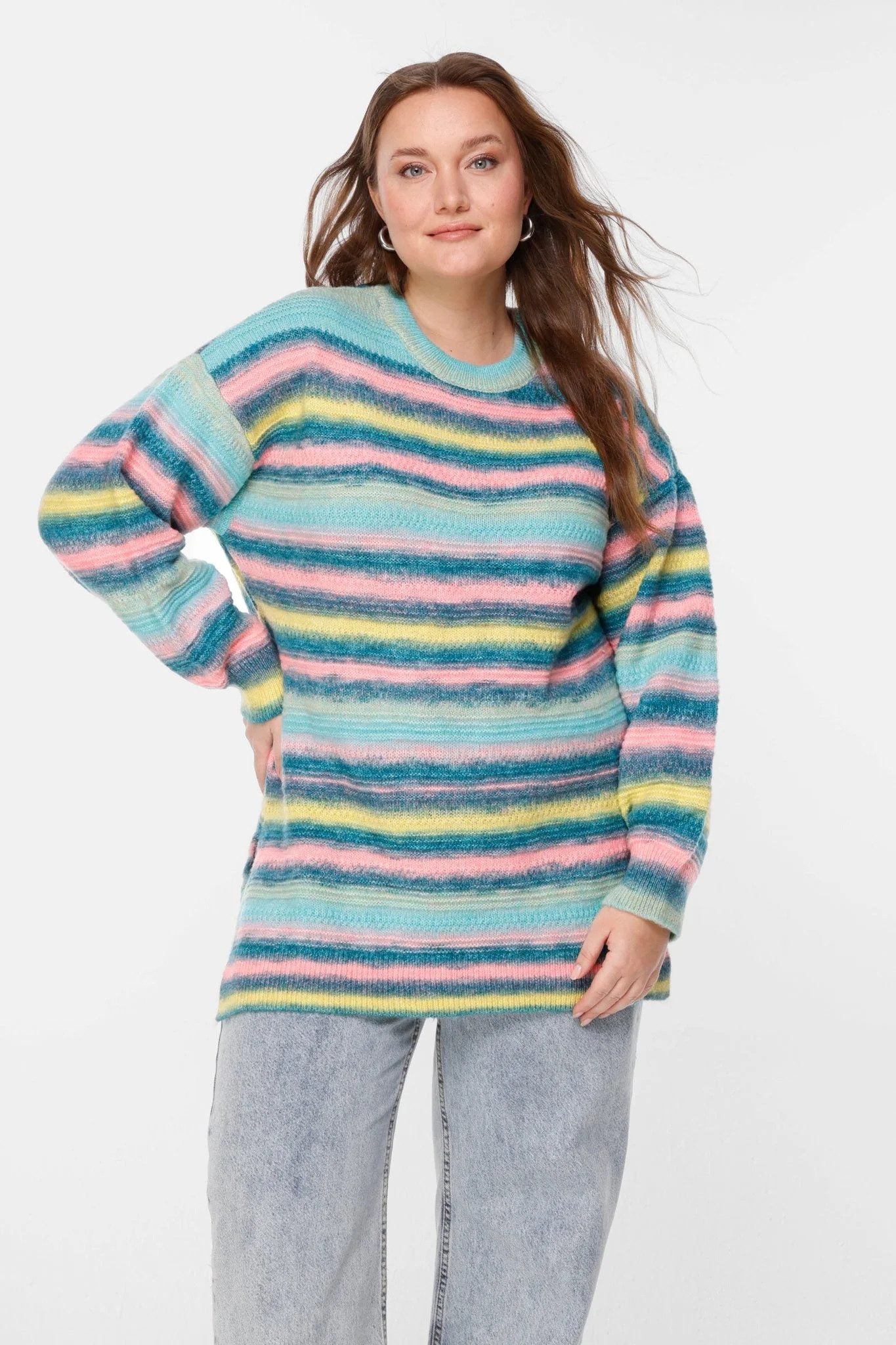 Gestreifter Oversize-Strickpullover mit Rundhalsausschnitt