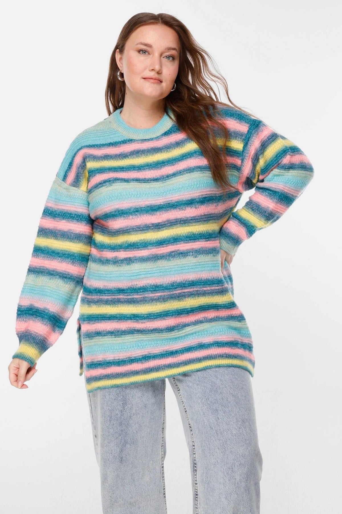 Gestreifter Oversize-Strickpullover mit Rundhalsausschnitt