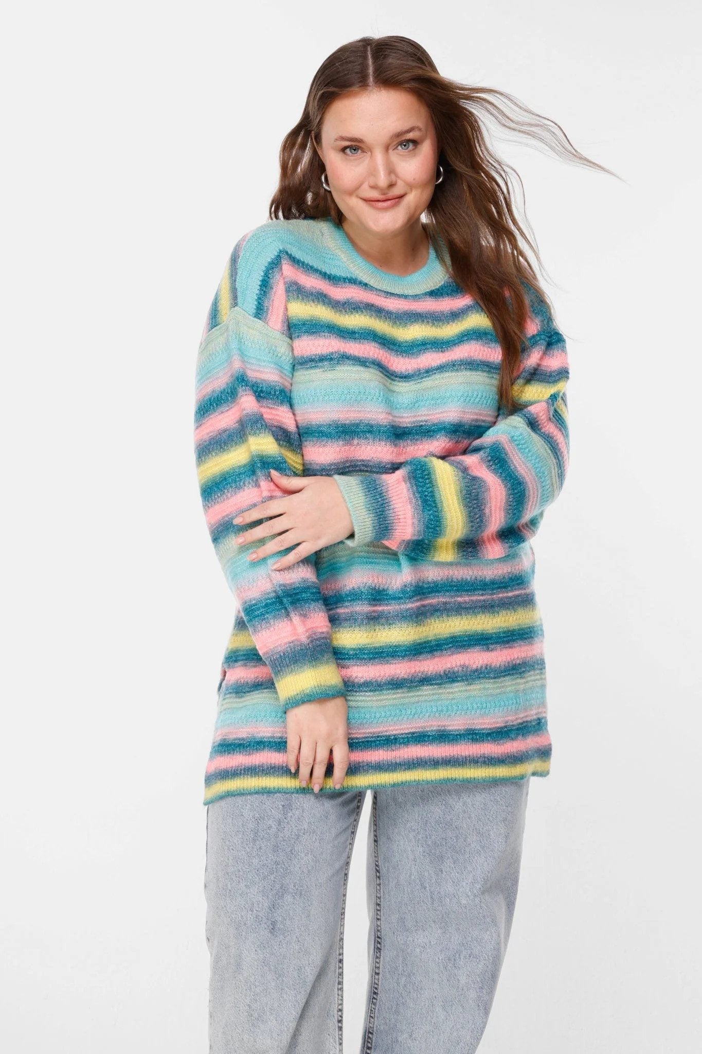 Gestreifter Oversize-Strickpullover mit Rundhalsausschnitt