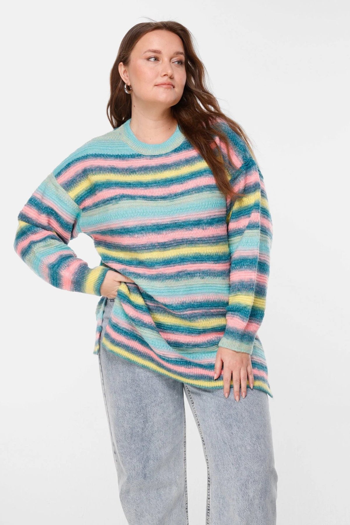 Gestreifter Oversize-Strickpullover mit Rundhalsausschnitt