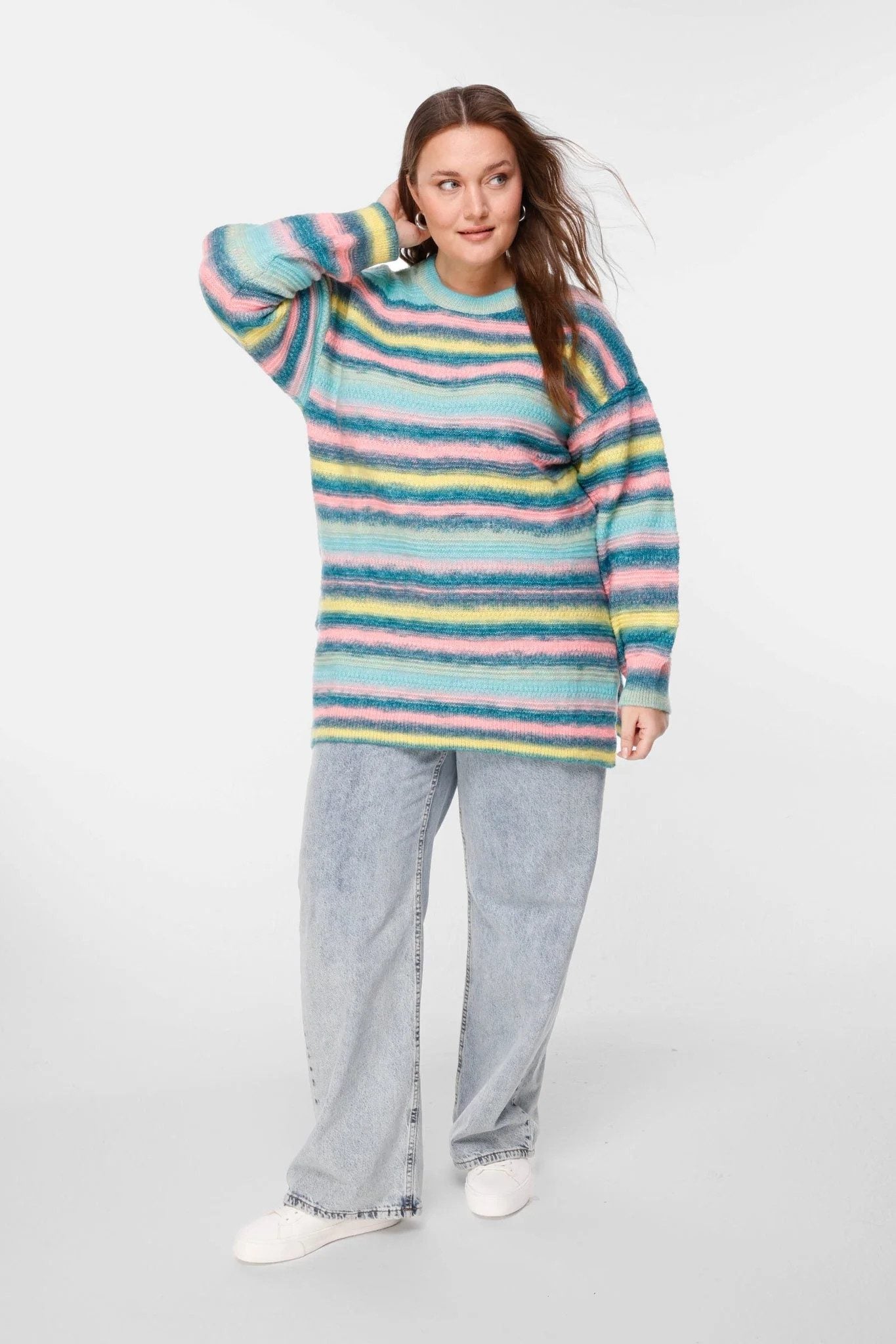 Gestreifter Oversize-Strickpullover mit Rundhalsausschnitt