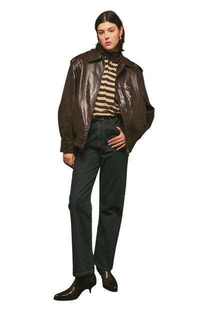 Schwarze, übergroße Lederjacke im Retro-Stil.