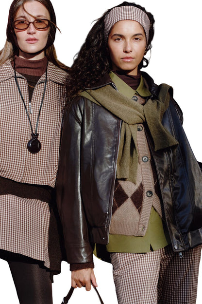 Schwarze, übergroße Lederjacke im Retro-Stil.