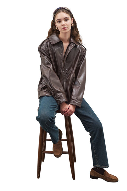 Schwarze, übergroße Lederjacke im Retro-Stil.