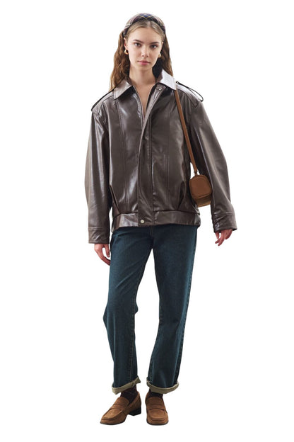 Schwarze, übergroße Lederjacke im Retro-Stil.