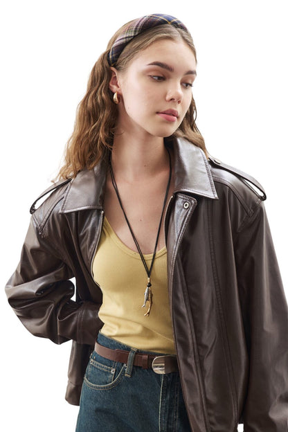Schwarze, übergroße Lederjacke im Retro-Stil.
