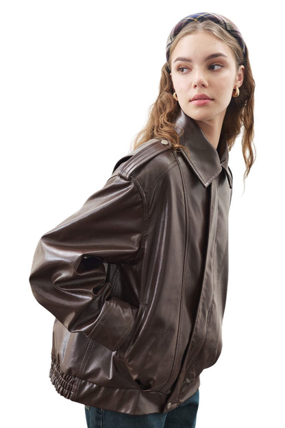 Schwarze, übergroße Lederjacke im Retro-Stil.