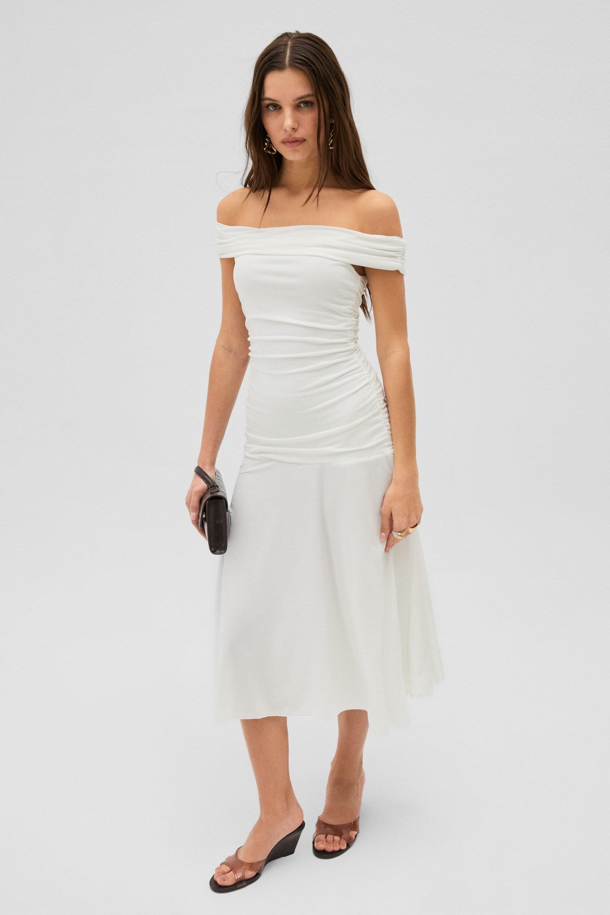 SABLE Off-Shoulder Gerafftes Maxikleid