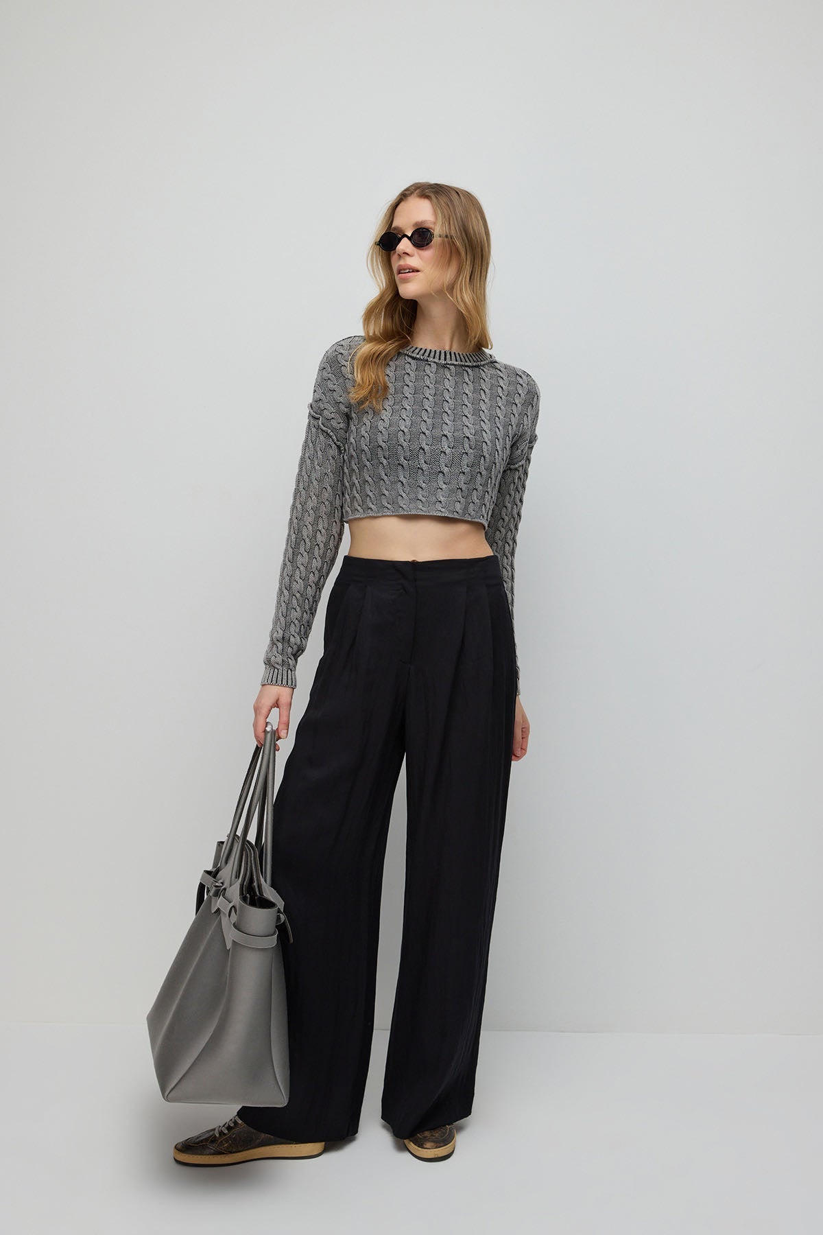 Kurzer Pullover mit Zopfmuster