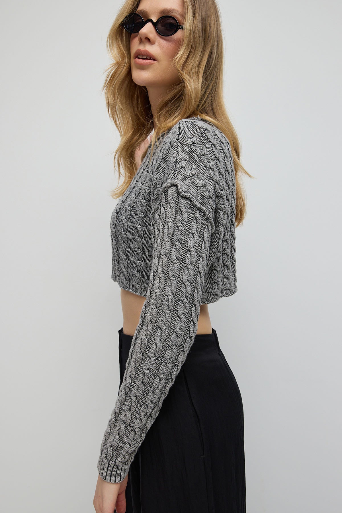 Kurzer Pullover mit Zopfmuster