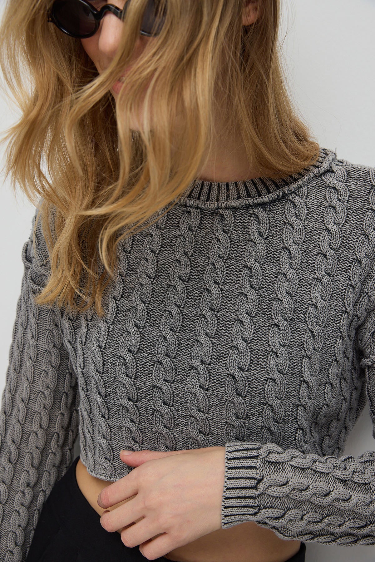 Kurzer Pullover mit Zopfmuster