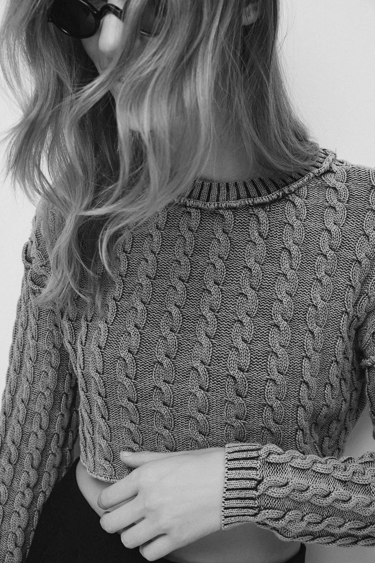 Kurzer Pullover mit Zopfmuster