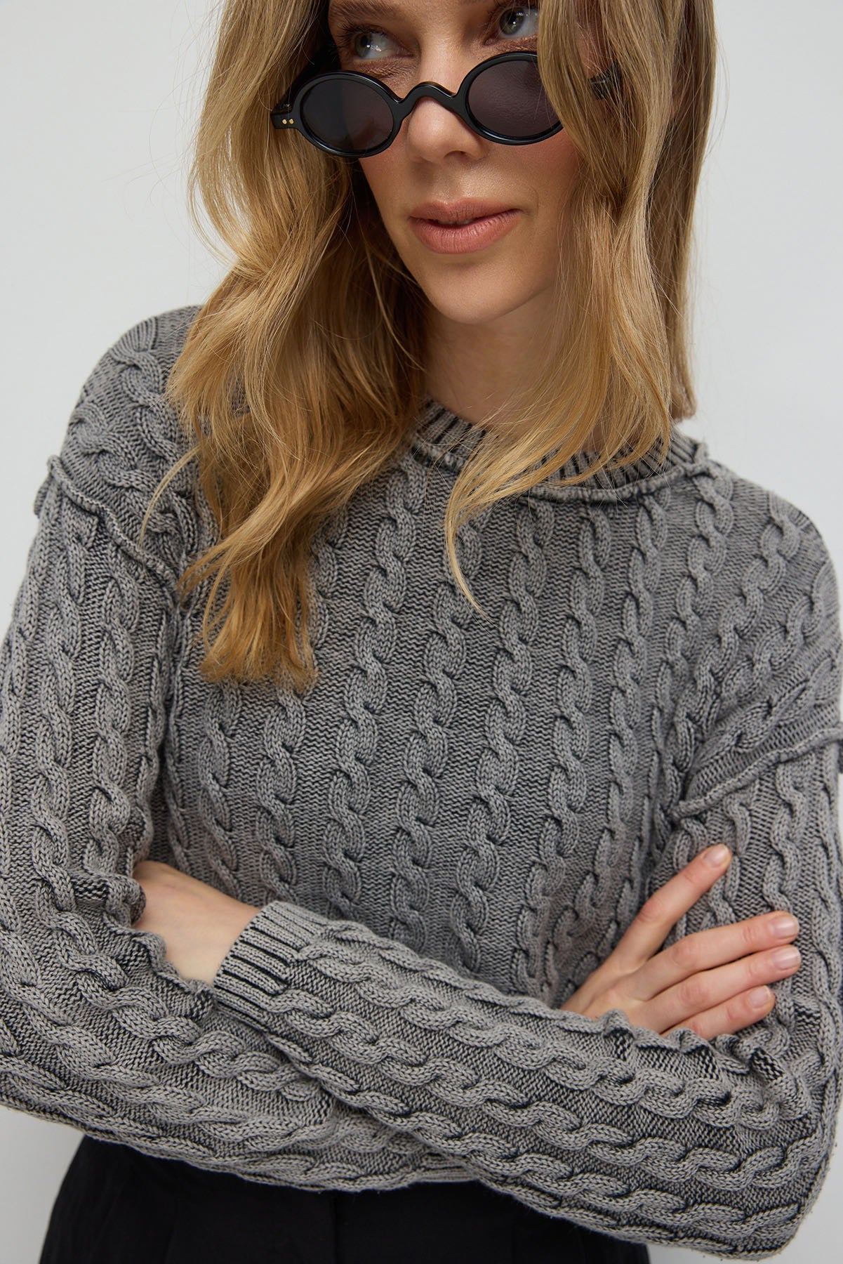 Kurzer Pullover mit Zopfmuster