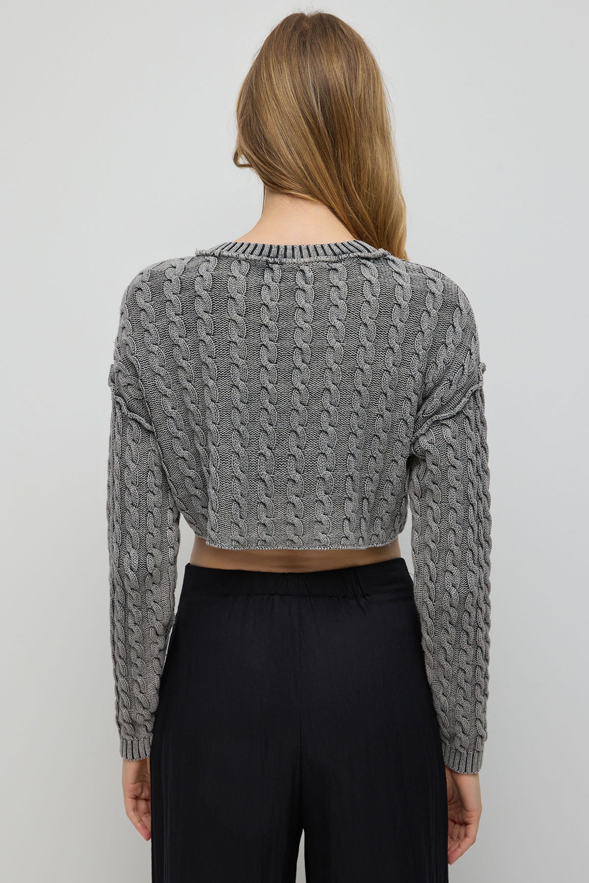 Kurzer Pullover mit Zopfmuster