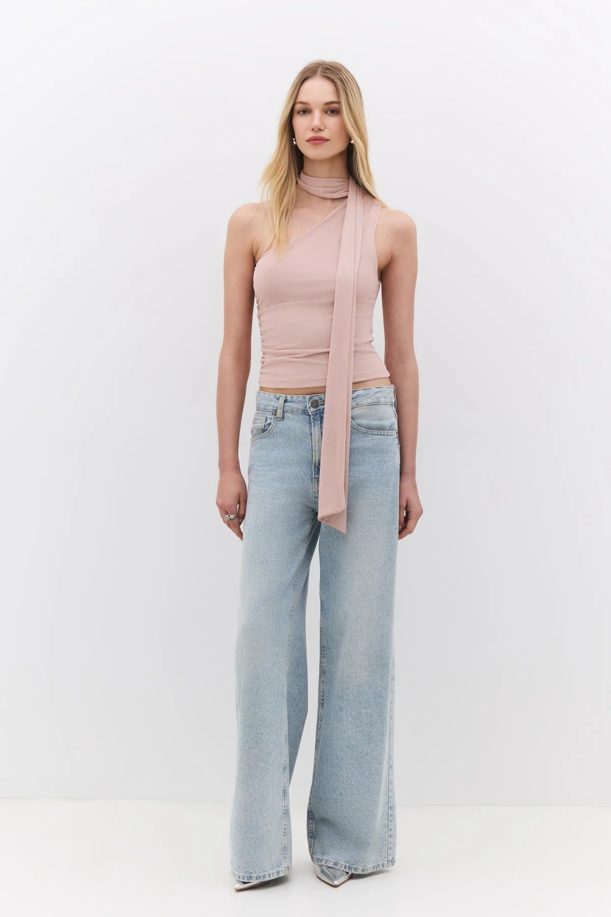 Asymmetrische Bluse mit einem Träger und Schalkragen