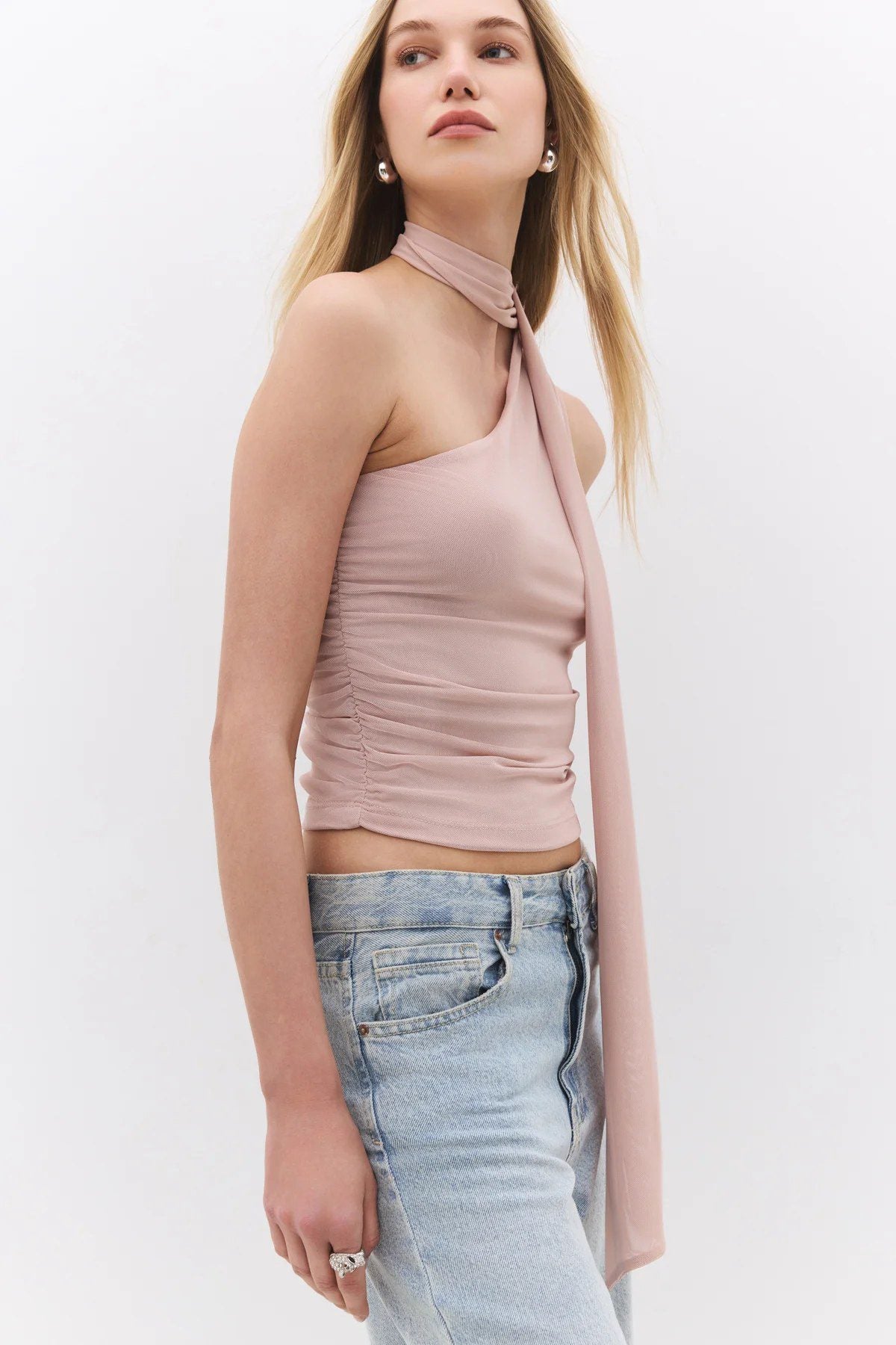 Asymmetrische Bluse mit einem Träger und Schalkragen