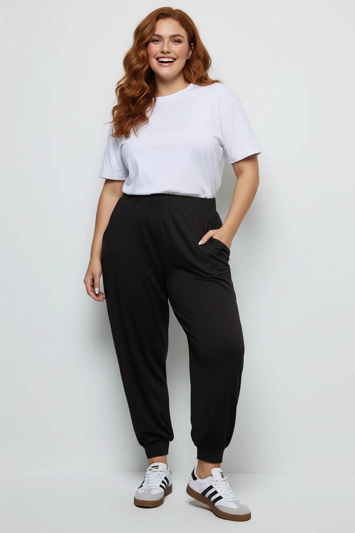 Jogginghose im Haremsstil mit elastischen Bündchen an den Knöcheln.