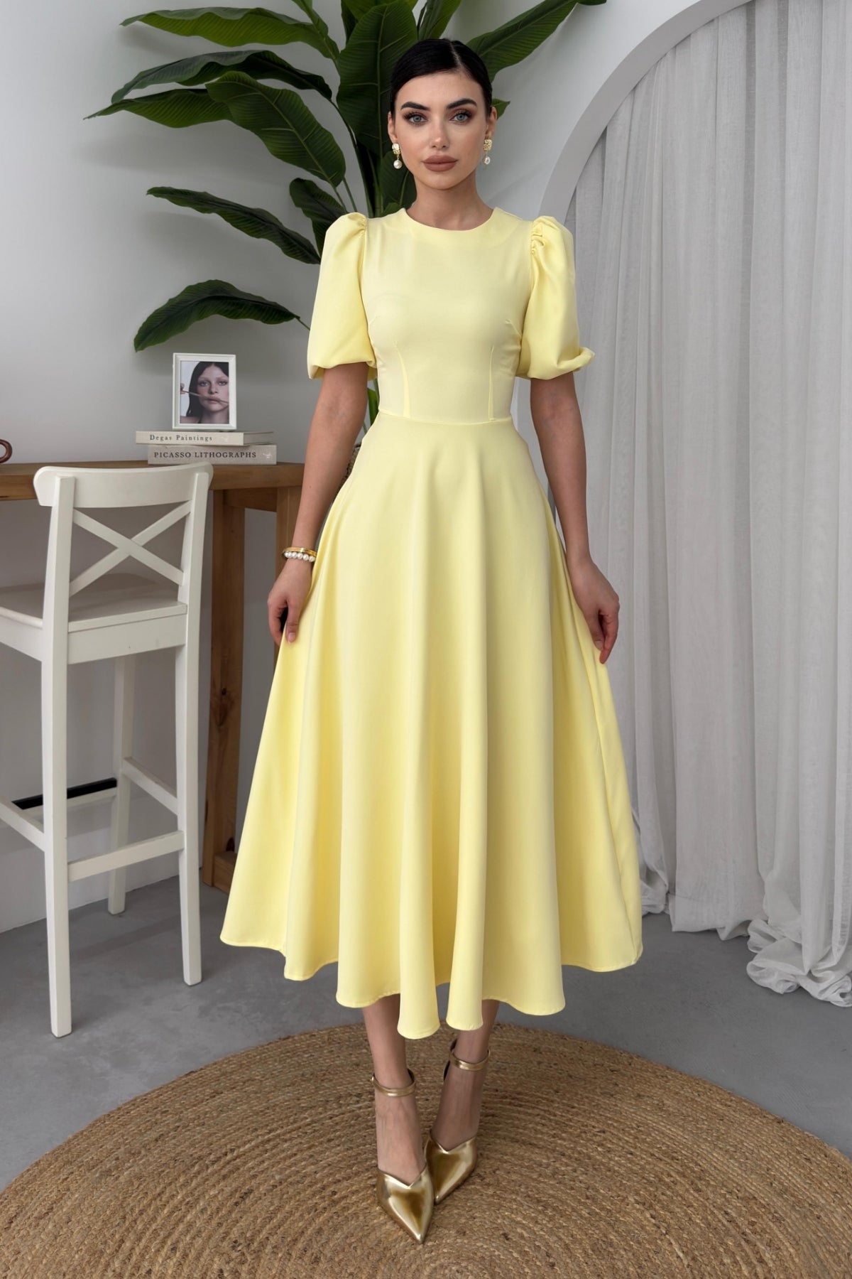 Abendkleid mit Rundhalsausschnitt, Midi-Länge und ausgestelltem Rock