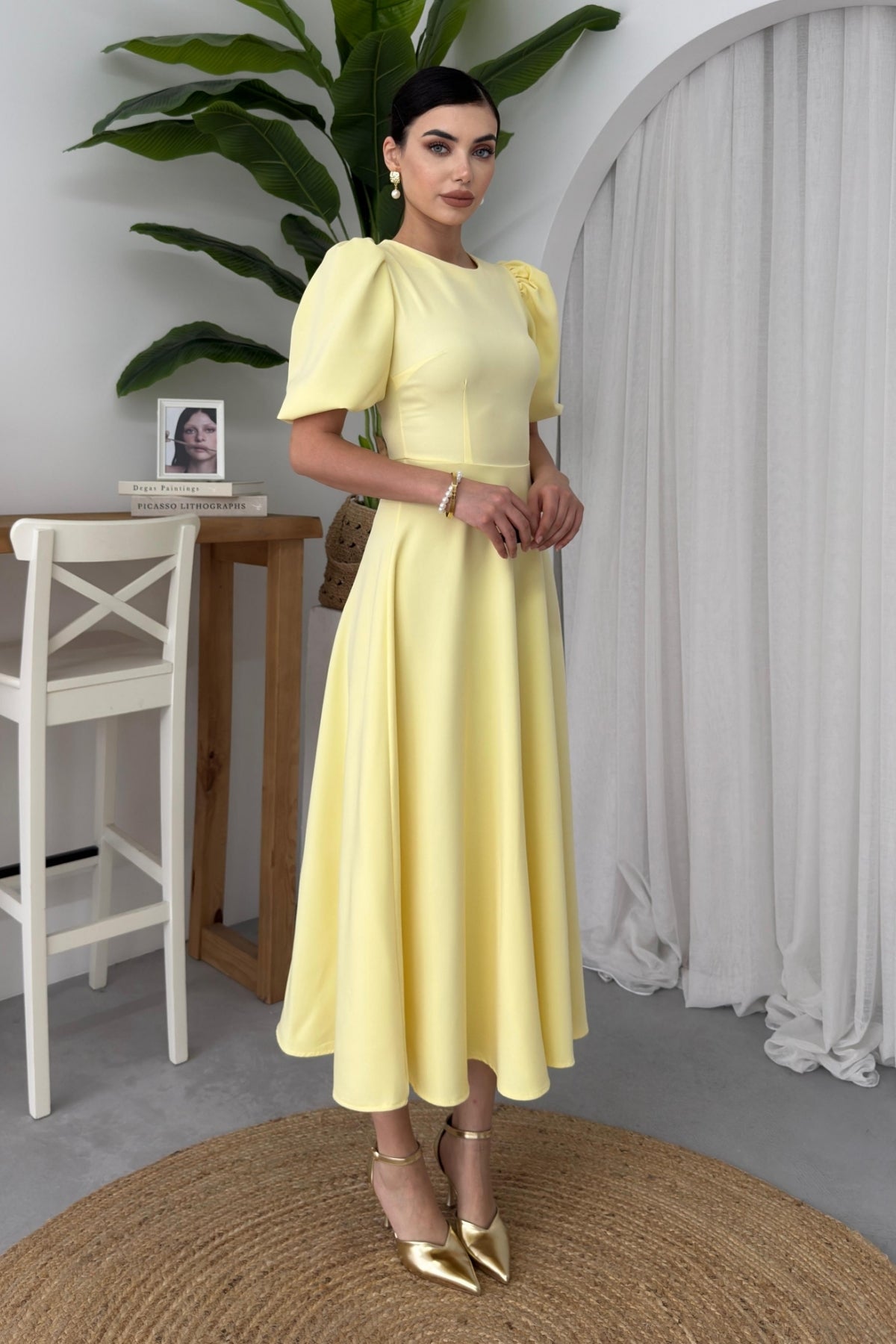 Abendkleid mit Rundhalsausschnitt, Midi-Länge und ausgestelltem Rock